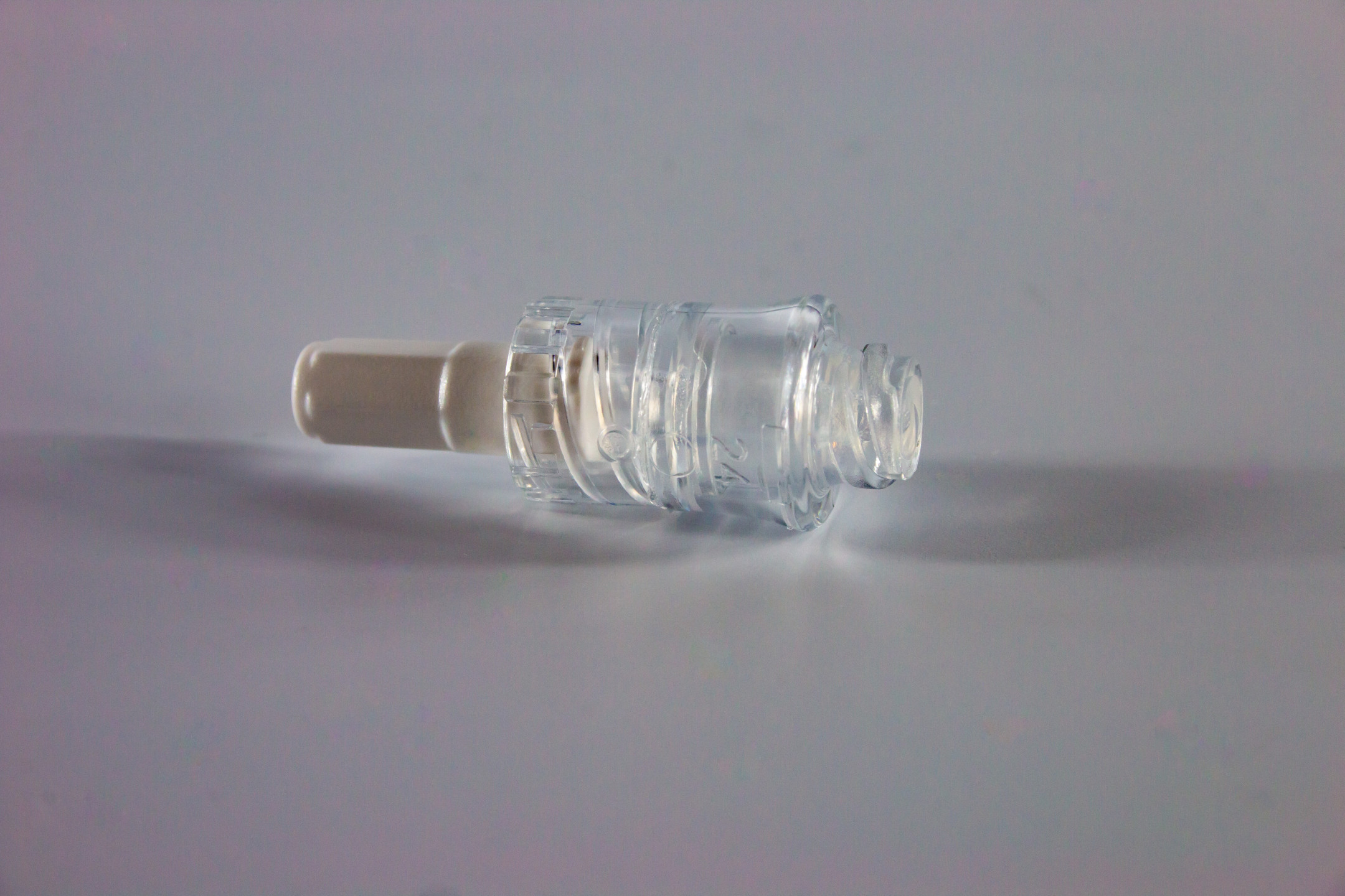 FlowArt® Naaldvrije connector met negatieve verplaatsing.